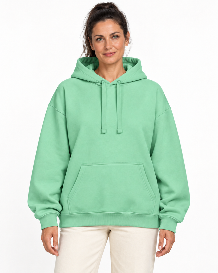 Sitztgut Damen-Hoodie aus Baumwolle, Oversized Fit – Misty Jade – Vorderansicht mit weiblichem Model