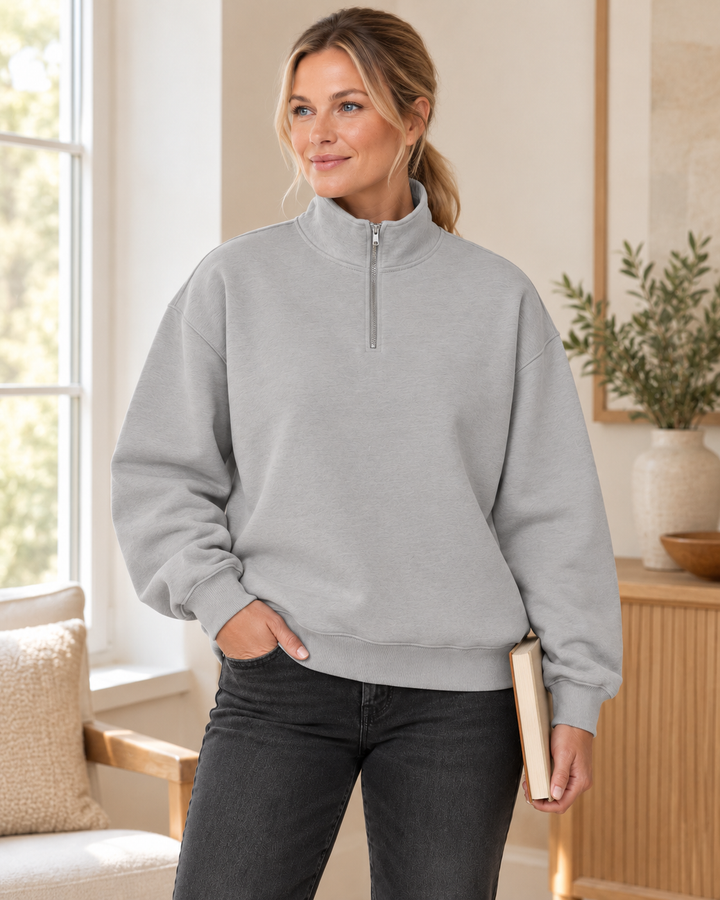 Sitztgut Damen-Sweatshirt mit Viertelreißverschluss, 400 g/m² – Grau – Lifestyle 2 mit weiblichem Model
