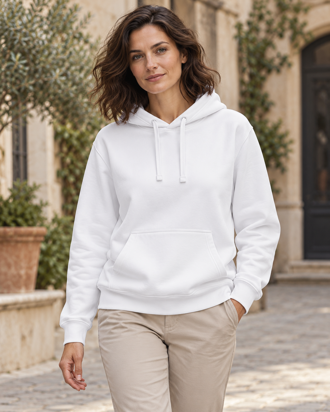 Sitztgut Damen-Hoodie mit Kängurutasche – Weiß – Lifestyle 1