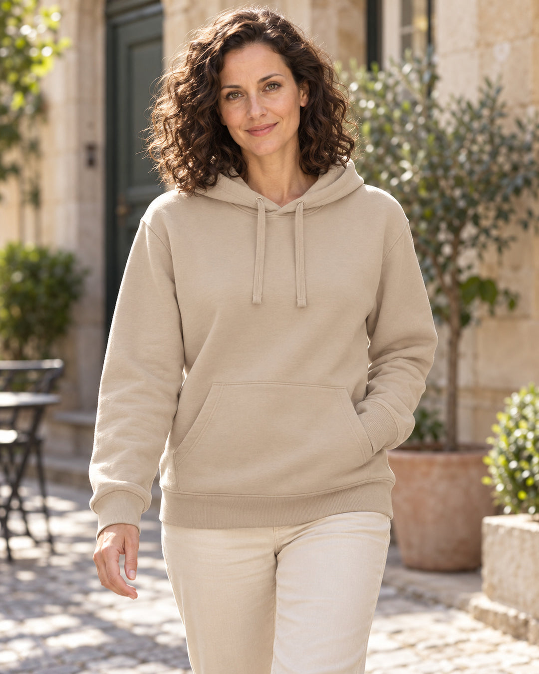 Sitztgut Damen-Hoodie mit Kängurutasche – Desert Dust – Lifestyle 1