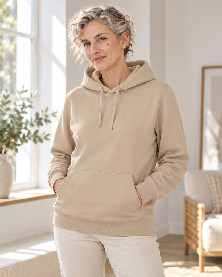 Sitztgut Damen-Hoodie mit Kängurutasche – Desert Dust – Lifestyle 2