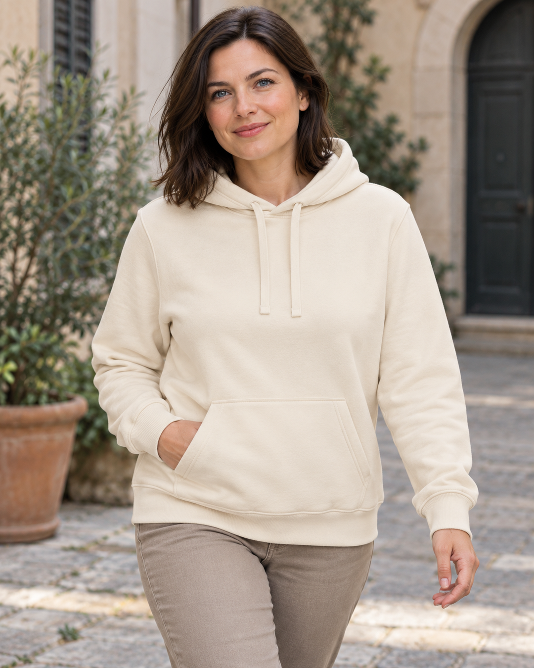 Sitztgut Damen-Hoodie mit Kängurutasche – Natur – Lifestyle 1