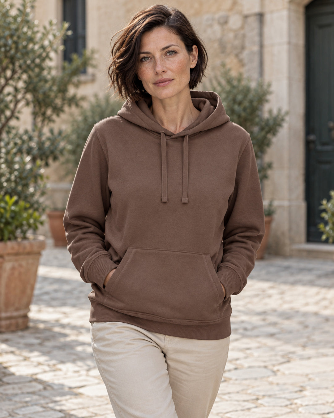 Sitztgut Damen-Hoodie mit Kängurutasche – Mocha – Lifestyle 1