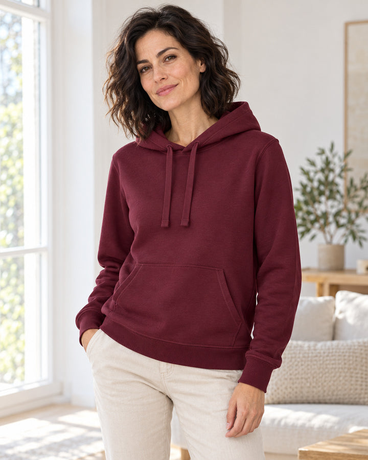 Sitztgut Damen-Hoodie mit Kängurutasche – Deep Plum – Lifestyle 2