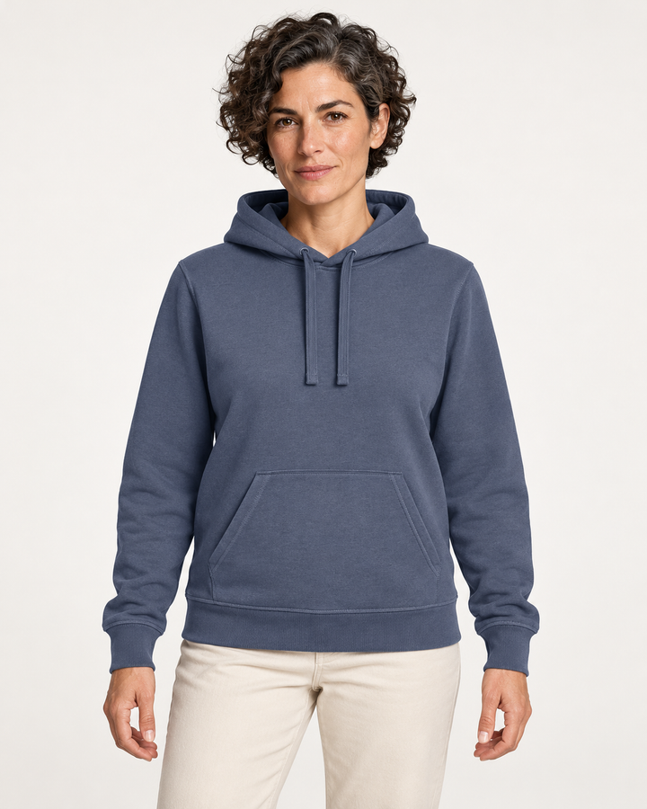 Sitztgut Damen-Hoodie mit Kängurutasche – Blue Grey – Vorderansicht