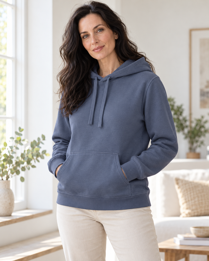 Sitztgut Damen-Hoodie mit Kängurutasche – Blue Grey – Lifestyle 2