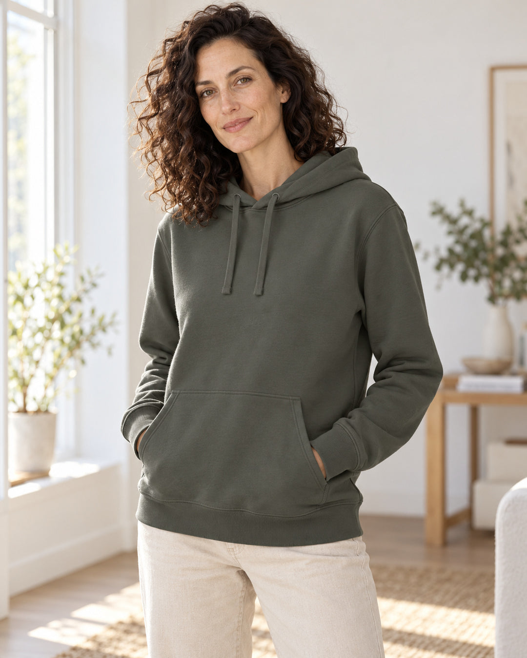 Sitztgut Damen-Hoodie mit Kängurutasche – Khaki – Lifestyle 2