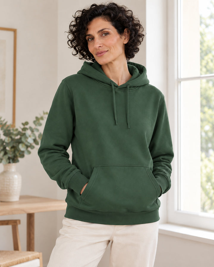Sitztgut Damen-Hoodie mit Kängurutasche – Bottle Green – Lifestyle 2