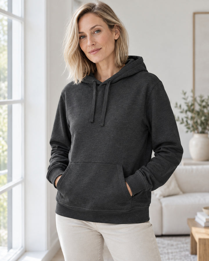 Sitztgut Damen-Hoodie mit Kängurutasche – Dark Heather Grey – Lifestyle 2