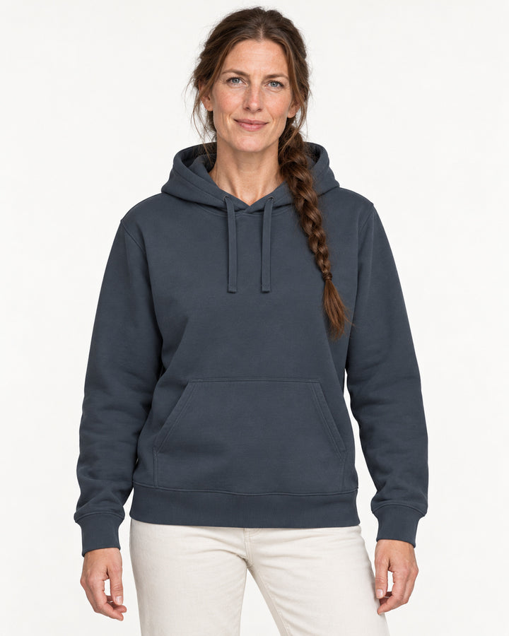 Sitztgut Damen-Hoodie mit Kängurutasche – India Ink Grey – Vorderansicht