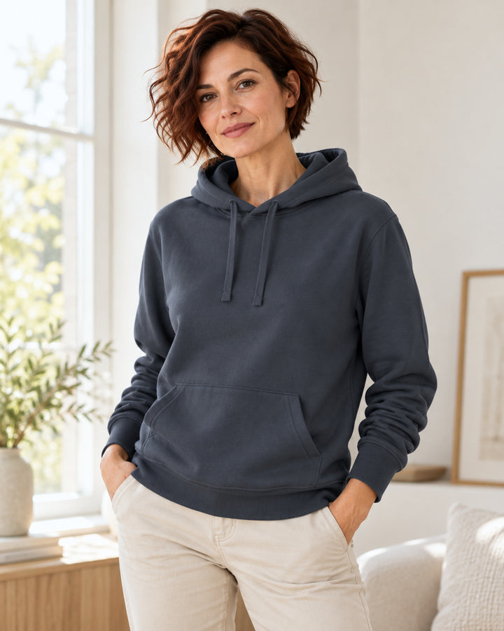 Sitztgut Damen-Hoodie mit Kängurutasche – India Ink Grey – Lifestyle 2