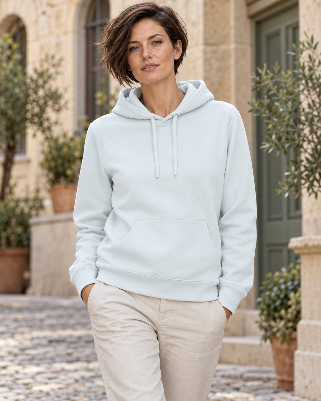 Sitztgut Damen-Hoodie mit Kängurutasche – Blue Ice – Lifestyle 1