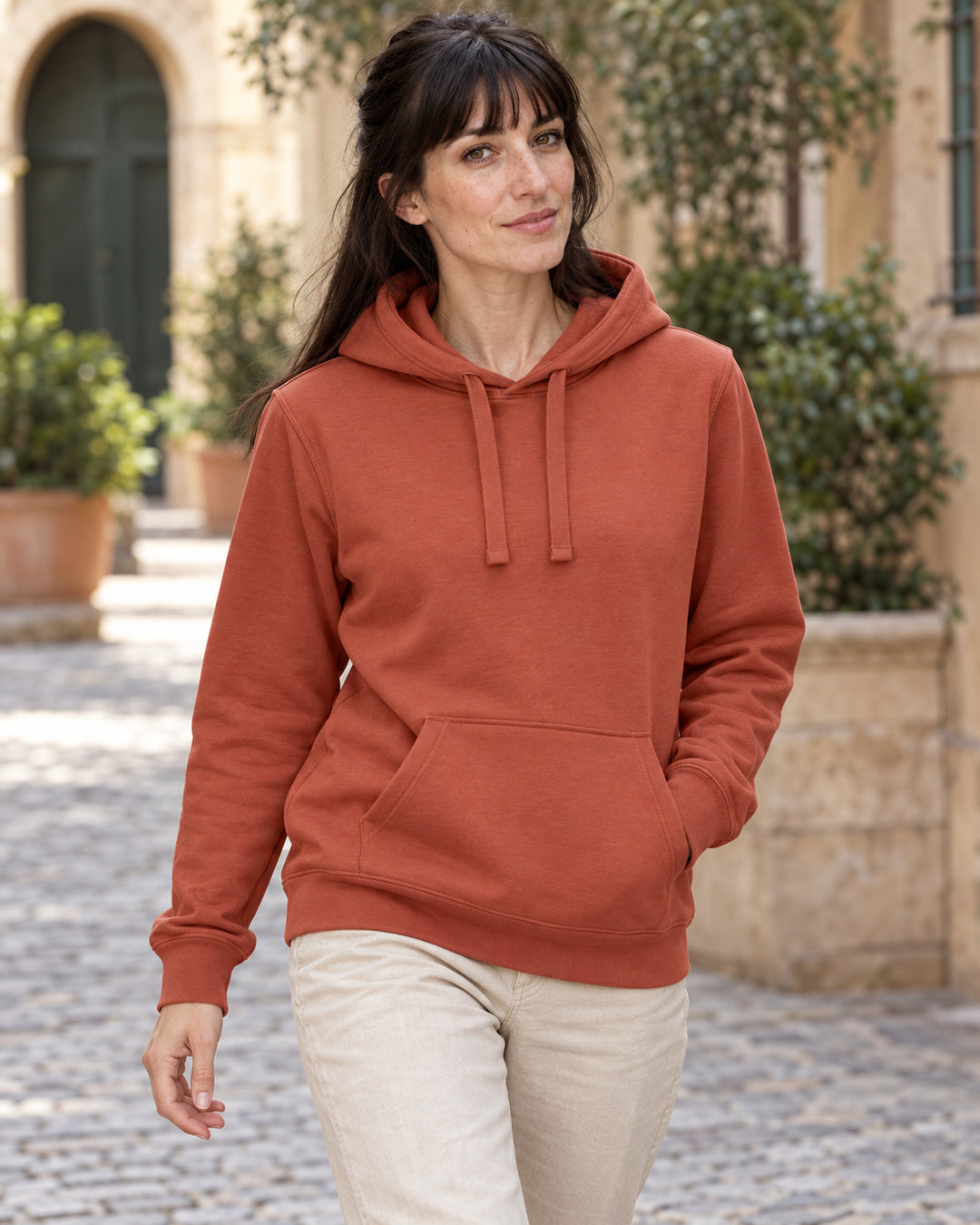 Sitztgut Damen-Hoodie mit Kängurutasche – Heritage Brown – Lifestyle 1