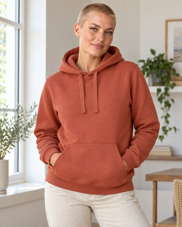 Sitztgut Damen-Hoodie mit Kängurutasche – Heritage Brown – Lifestyle 2