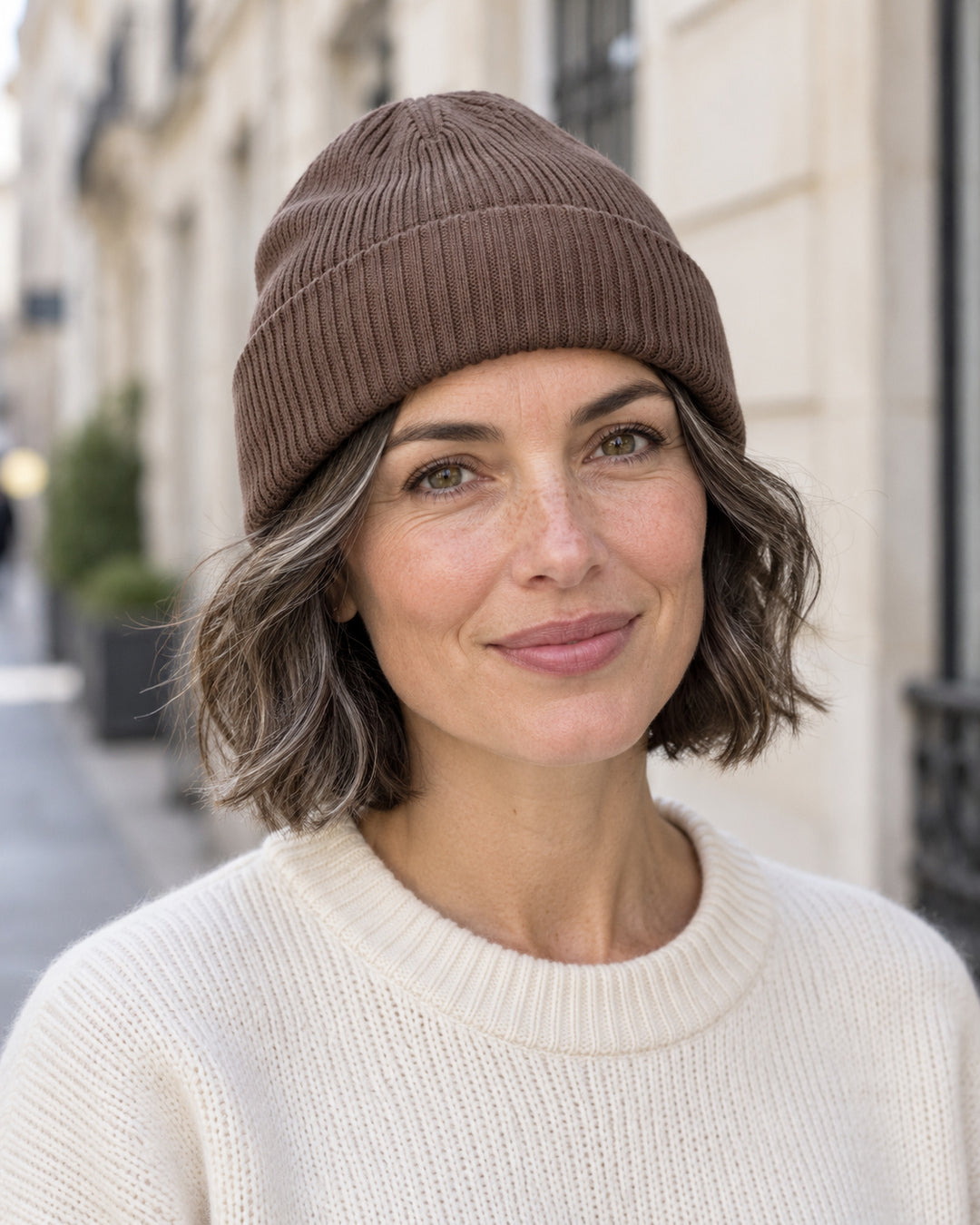 Sitztgut Damen-Rippstrick-Beanie mit Umschlag – Mokka – Lifestyle 1