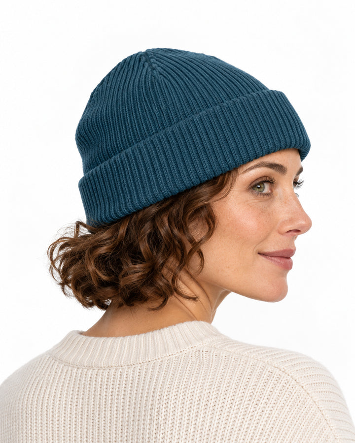 Sitztgut Damen-Rippstrick-Beanie mit Umschlag – Dunkelpetrol – Rückenansicht