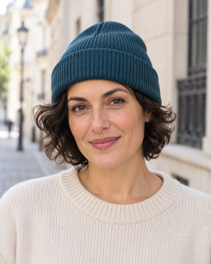 Sitztgut Damen-Rippstrick-Beanie mit Umschlag – Dunkelpetrol – Lifestyle 1