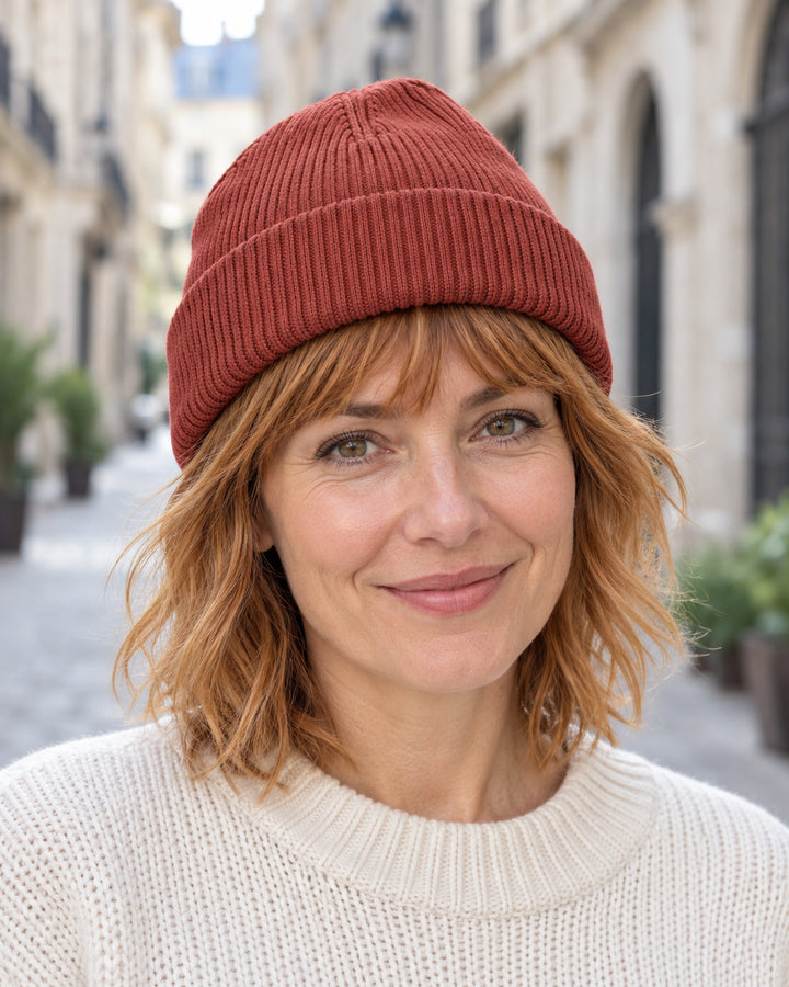 Sitztgut Damen-Rippstrick-Beanie mit Umschlag – Erdrot – Lifestyle 1