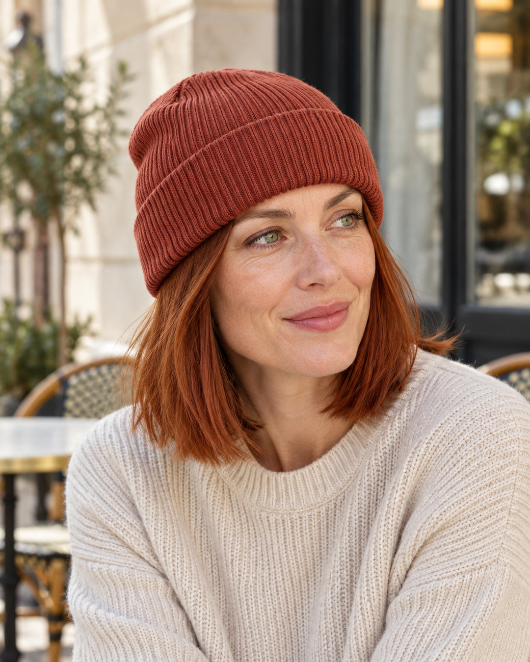 Sitztgut Damen-Rippstrick-Beanie mit Umschlag – Erdrot – Lifestyle 2