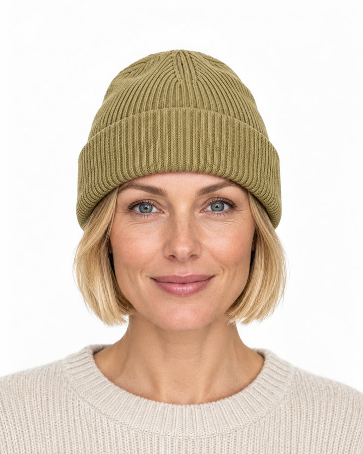 Sitztgut Damen-Rippstrick-Beanie mit Umschlag – Oliv – Vorderansicht