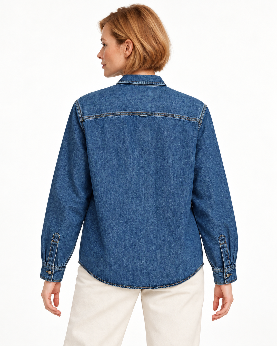 Sitztgut Damen-Jeanshemd aus Baumwolle, Relaxed Fit – Mittelblau – Rückenansicht mit weiblichem Model