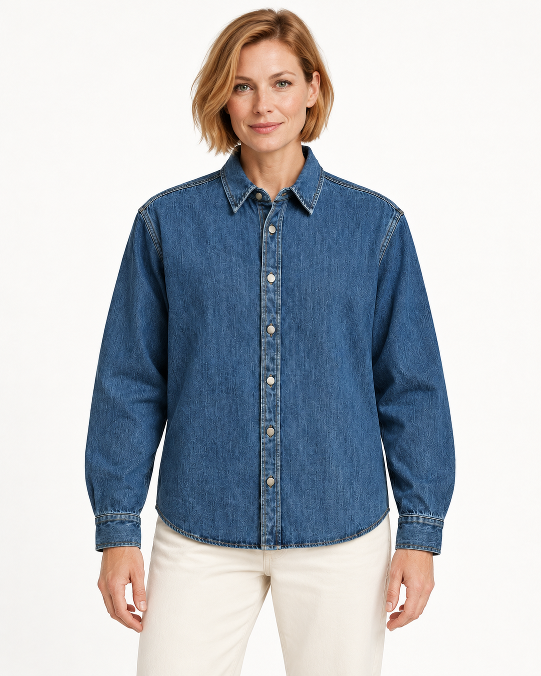 Sitztgut Damen-Jeanshemd aus Baumwolle, Relaxed Fit – Mittelblau – Vorderansicht mit weiblichem Model