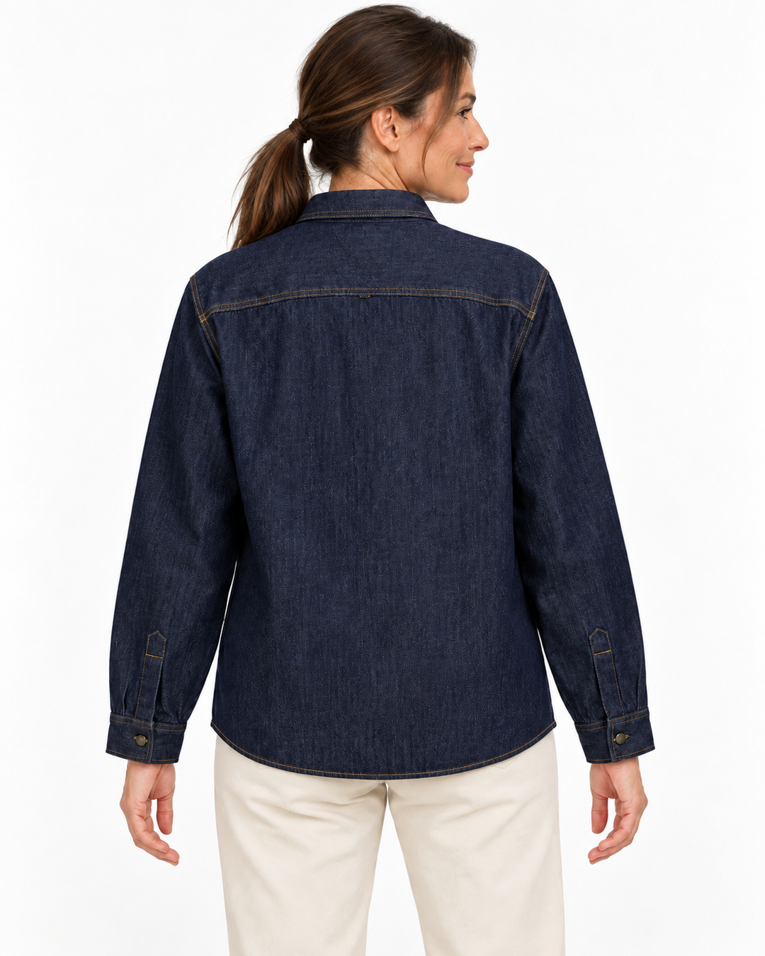 Sitztgut Damen-Jeanshemd aus Baumwolle, Relaxed Fit – Dunkelblau – Rückenansicht mit weiblichem Model