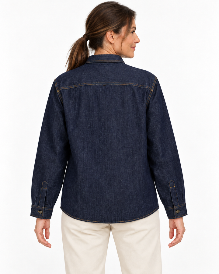 Sitztgut Damen-Jeanshemd aus Baumwolle, Relaxed Fit – Dunkelblau – Rückenansicht mit weiblichem Model