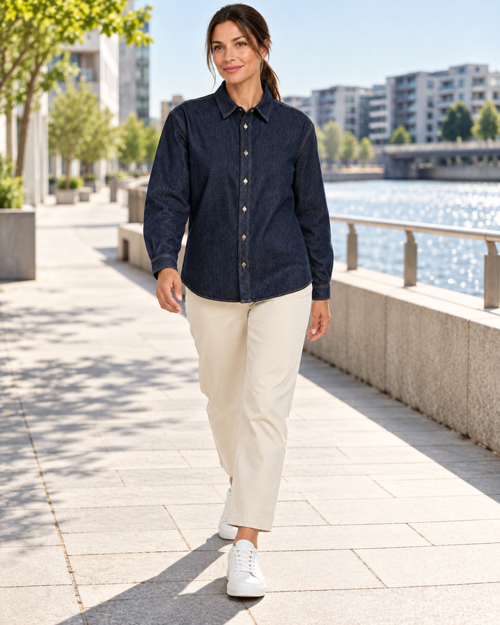 Sitztgut Damen-Jeanshemd aus Baumwolle, Relaxed Fit – Dunkelblau – Lifestyle 1 mit weiblichem Model