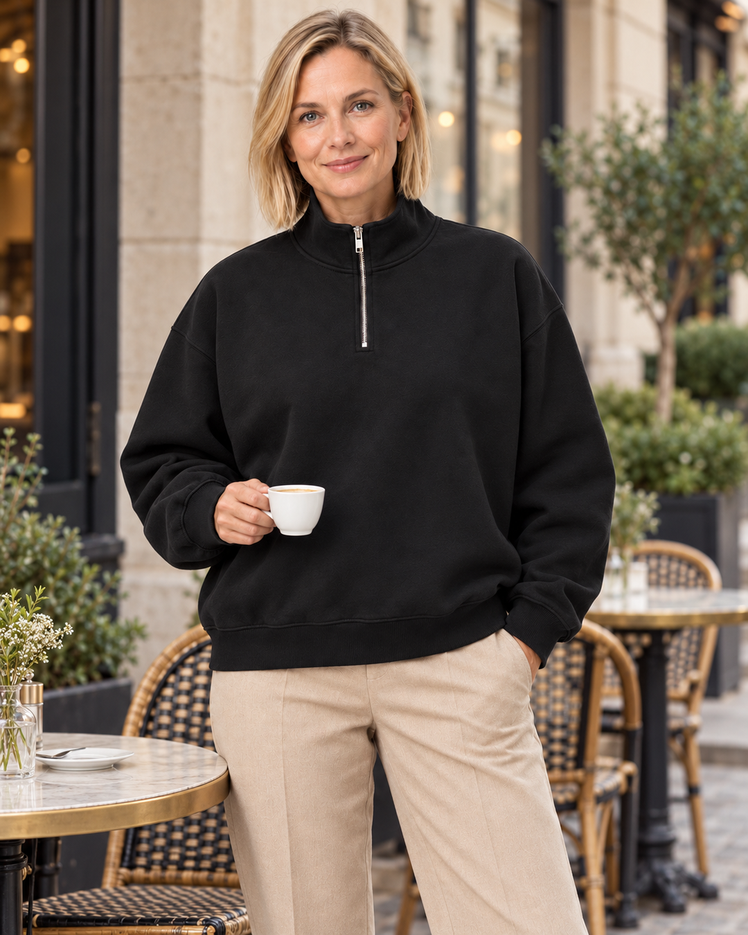 Sitztgut Damen-Sweatshirt mit Viertelreißverschluss, 400 g/m² – Schwarz – Lifestyle 1 mit weiblichem Model