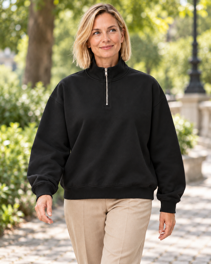 Sitztgut Damen-Sweatshirt mit Viertelreißverschluss, 400 g/m² – Schwarz – Lifestyle 2 mit weiblichem Model