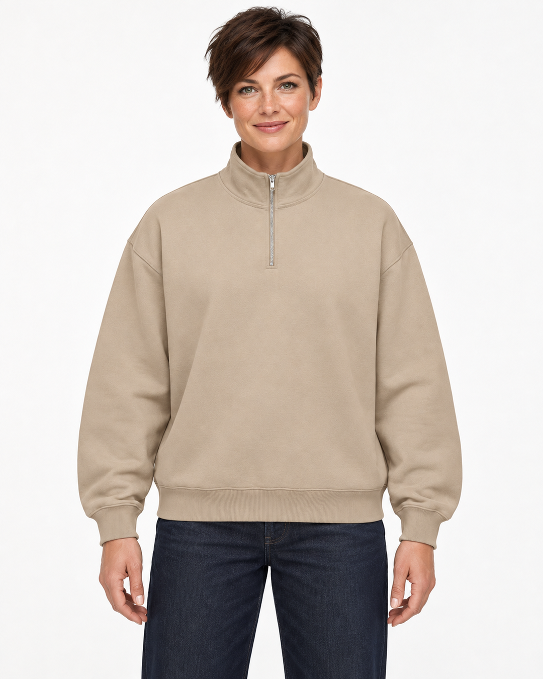 Sitztgut Damen-Sweatshirt mit Viertelreißverschluss, 400 g/m² – Sand – Vorderansicht mit weiblichem Model