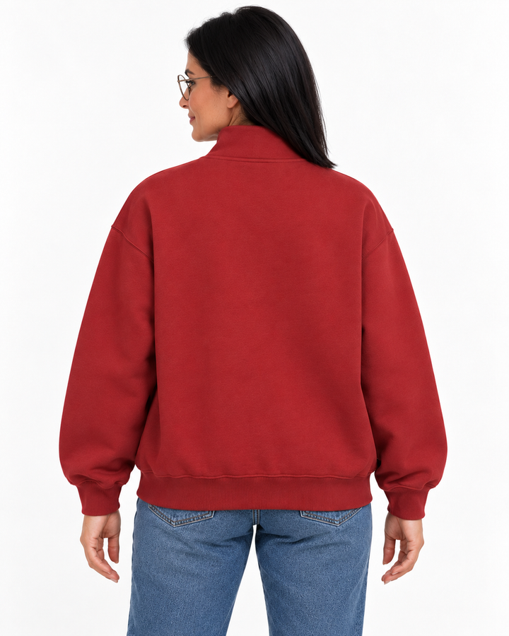 Sitztgut Damen-Sweatshirt mit Viertelreißverschluss, 400 g/m² – Rote Erde – Rückenansicht mit weiblichem Model