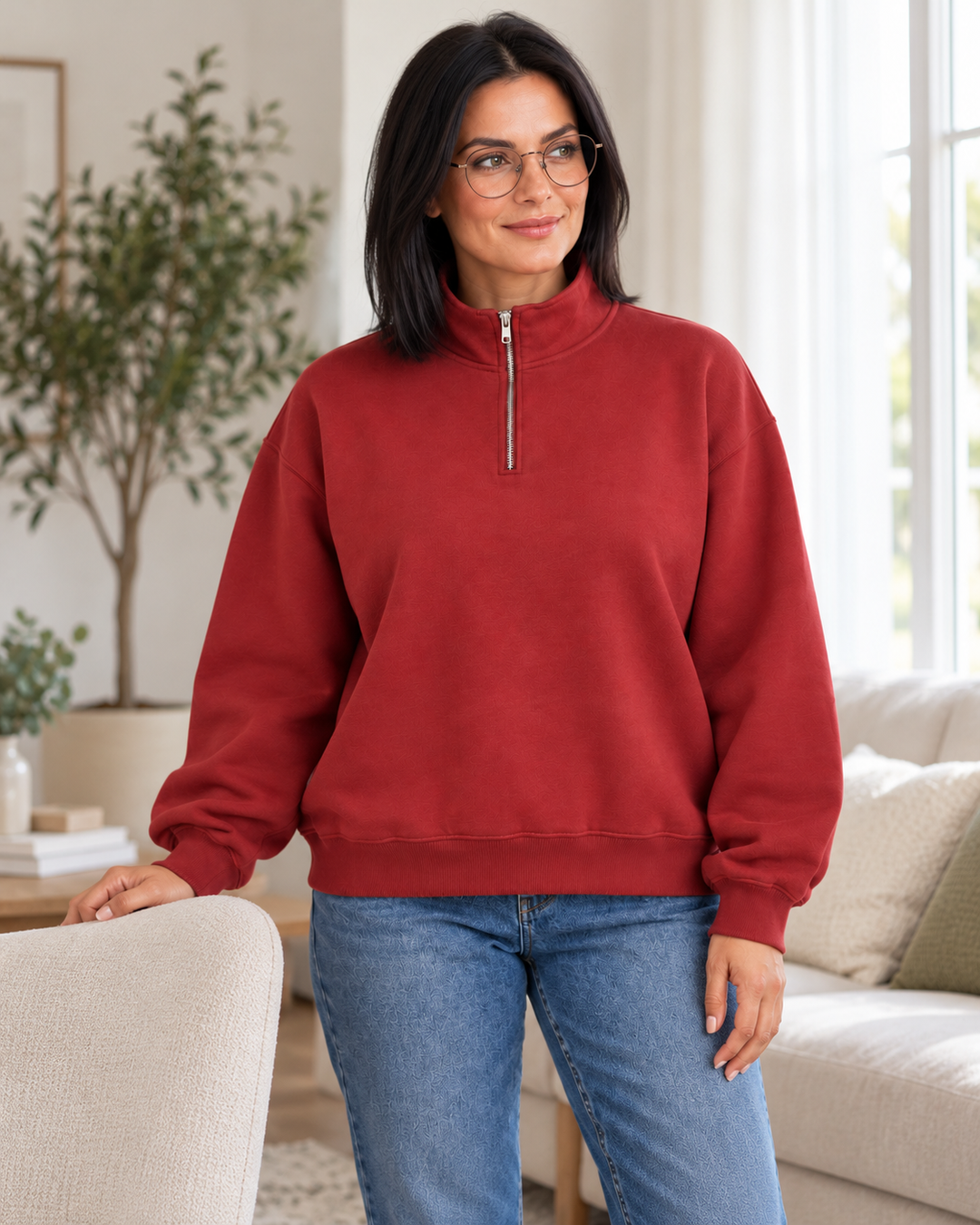 Sitztgut Damen-Sweatshirt mit Viertelreißverschluss, 400 g/m² – Rote Erde – Lifestyle 2 mit weiblichem Model