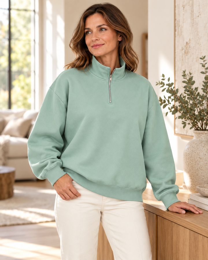 Sitztgut Damen-Sweatshirt mit Viertelreißverschluss, 400 g/m² – Türkis – Lifestyle 2 mit weiblichem Model