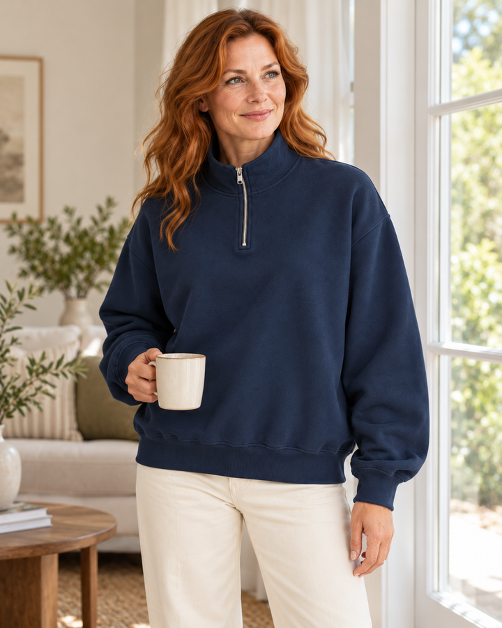Sitztgut Damen-Sweatshirt mit Viertelreißverschluss, 400 g/m² – Marineblau – Lifestyle 2 mit weiblichem Model