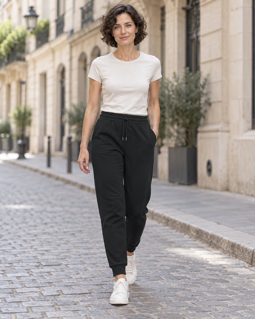 Sitztgut Damen-Jogginghose aus Baumwolle mit Rippbündchen – Schwarz – Lifestyle 1