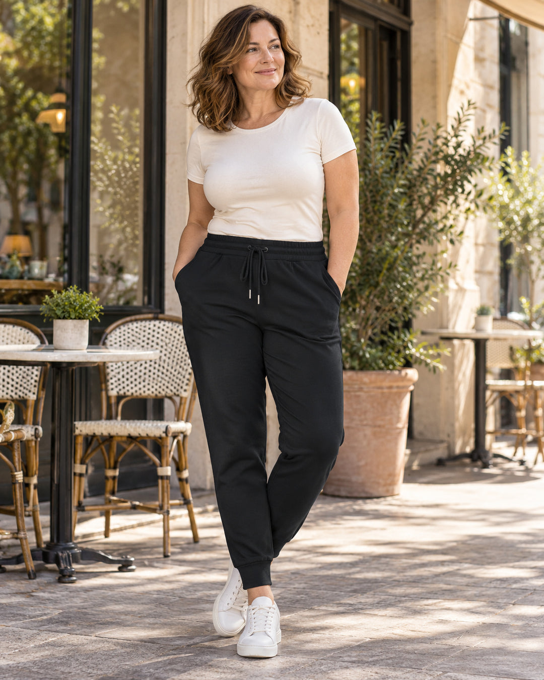Sitztgut Damen-Jogginghose aus Baumwolle mit Rippbündchen – Schwarz – Lifestyle 2
