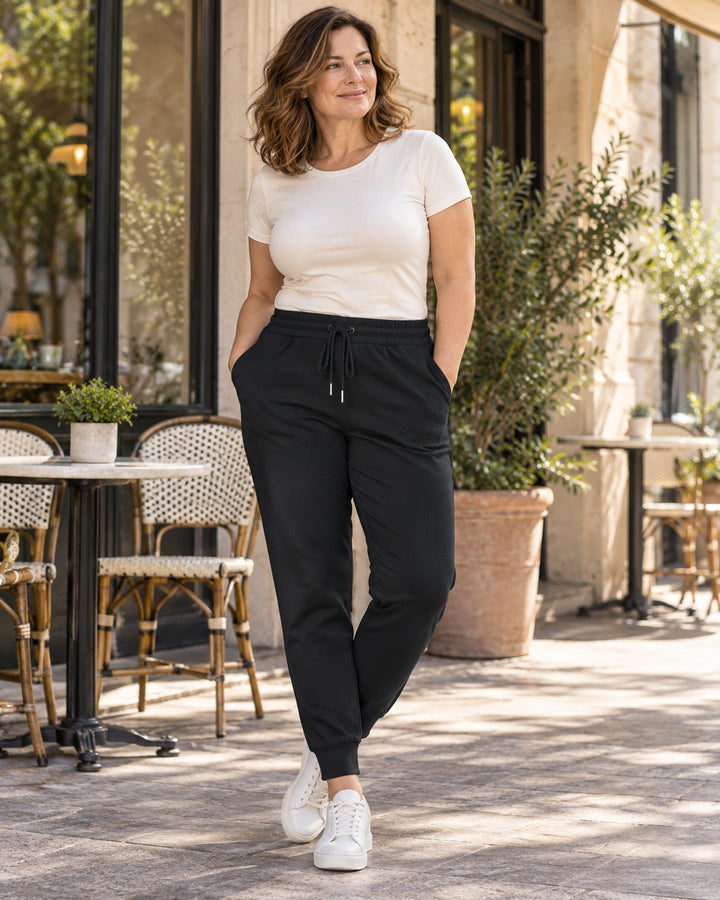 Sitztgut Damen-Jogginghose aus Baumwolle mit Rippbündchen – Schwarz – Lifestyle 2