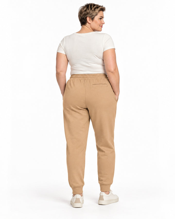 Sitztgut Damen-Jogginghose aus Baumwolle mit Rippbündchen – Latte – Rückenansicht