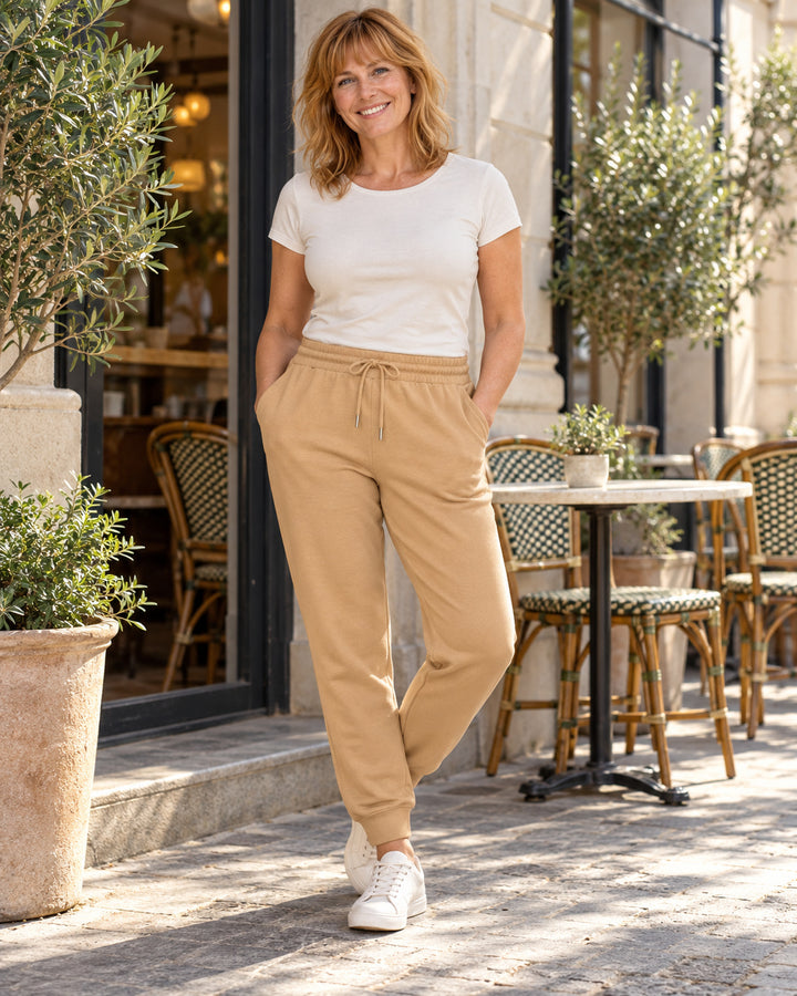 Sitztgut Damen-Jogginghose aus Baumwolle mit Rippbündchen – Latte – Lifestyle 2