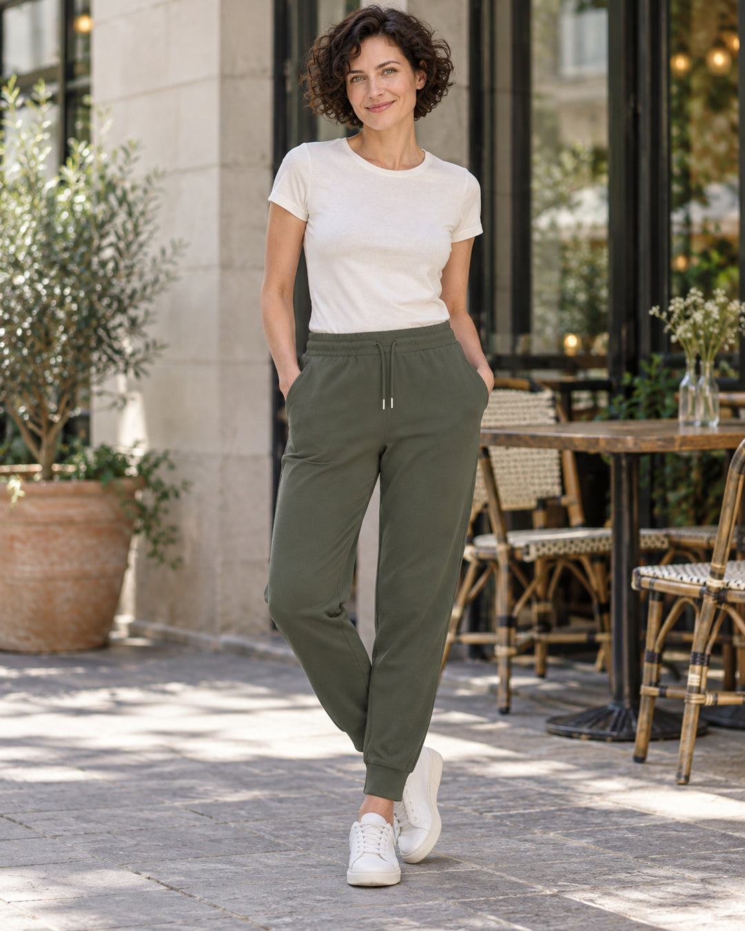 Sitztgut Damen-Jogginghose aus Baumwolle mit Rippbündchen – Khaki – Lifestyle 2