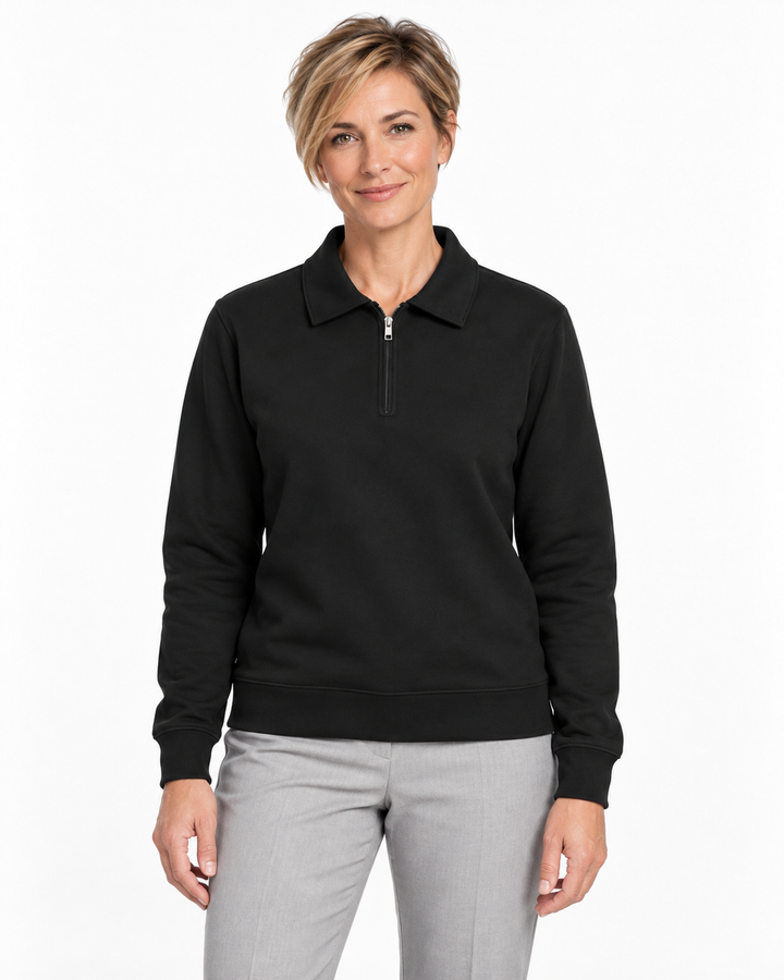 Sitztgut Damen-Polokragenpullover aus Sweatstoff mit kurzem Reißverschluss – Schwarz – Vorderansicht mit weiblichem Model