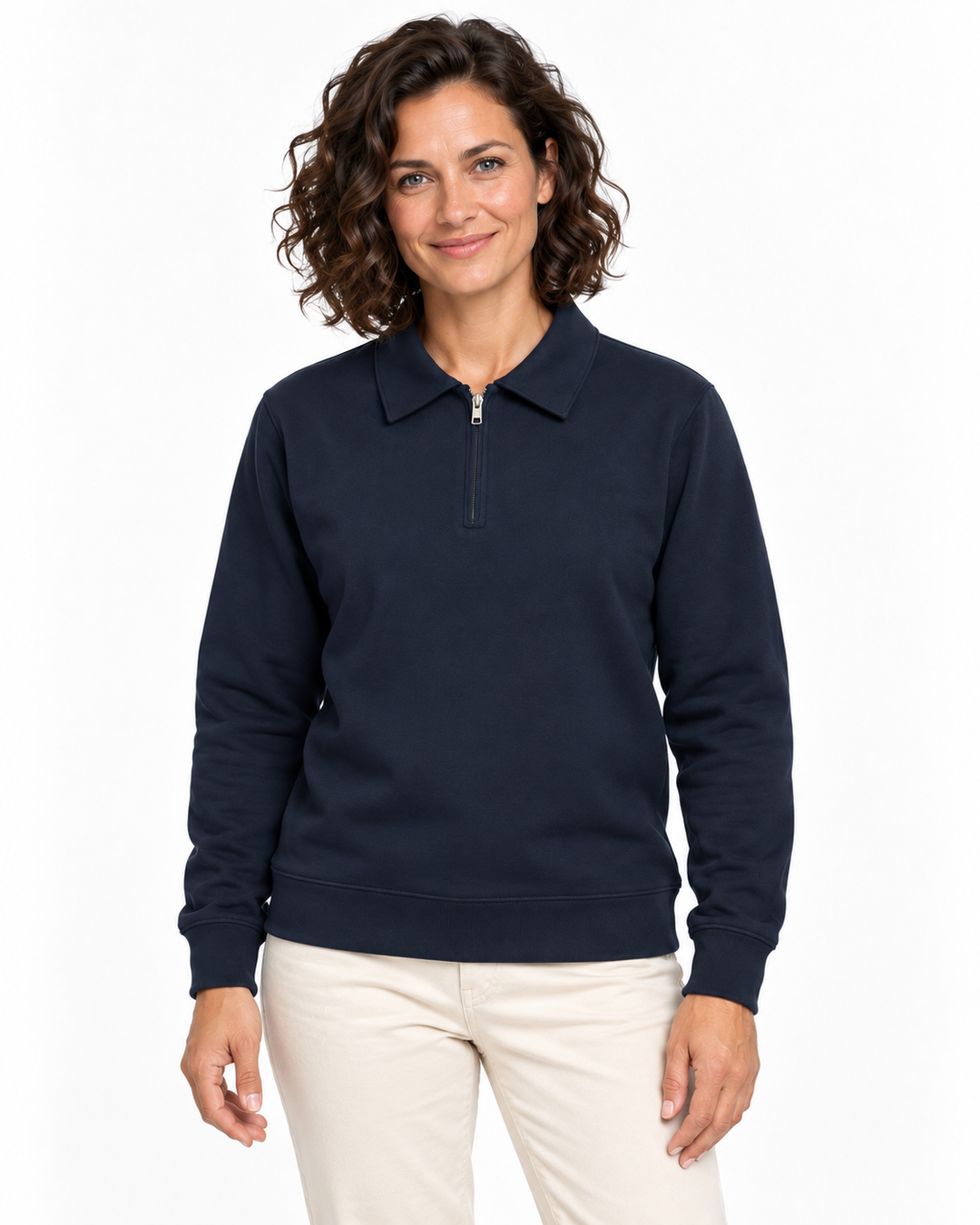 Sitztgut Damen-Polokragenpullover aus Sweatstoff mit kurzem Reißverschluss – Blau – Vorderansicht mit weiblichem Model