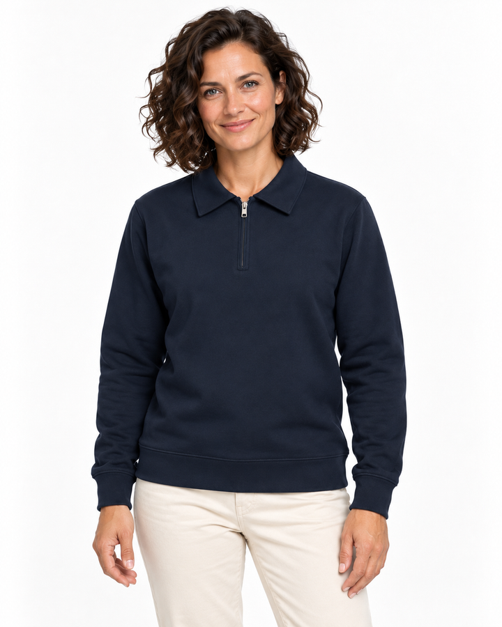 Sitztgut Damen-Polokragenpullover aus Sweatstoff mit kurzem Reißverschluss – Blau – Vorderansicht mit weiblichem Model