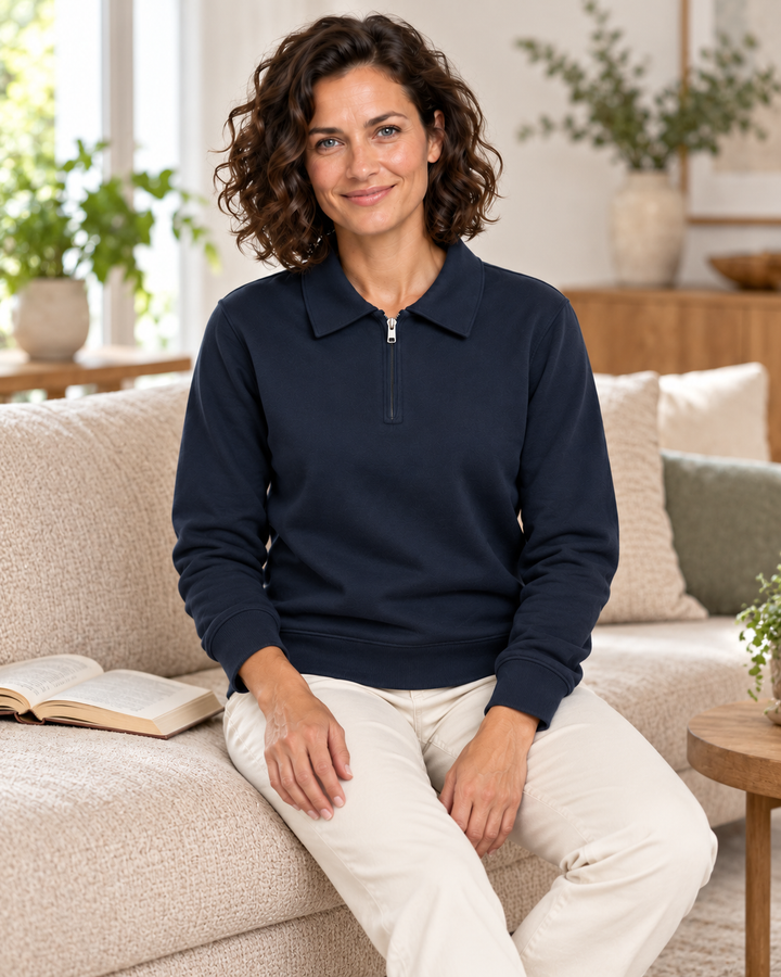 Sitztgut Damen-Polokragenpullover aus Sweatstoff mit kurzem Reißverschluss – Blau – Lifestyle 2 mit weiblichem Model