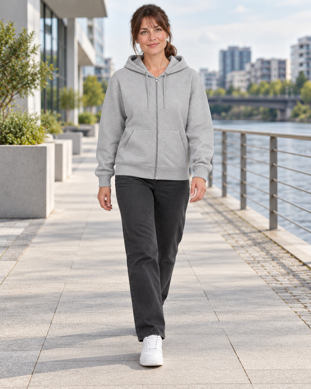 Sitztgut Damen-Sweatjacke aus Baumwolle mit Kapuze – Grau meliert – Lifestyle 1 mit weiblichem Model
