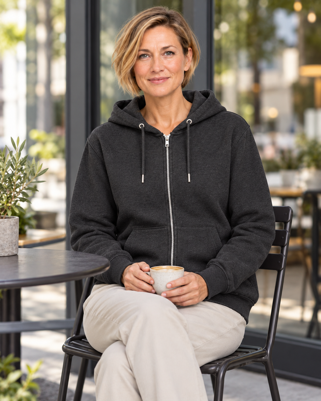 Sitztgut Damen-Sweatjacke aus Baumwolle mit Kapuze – Schwarz Vintage – Lifestyle 2 mit weiblichem Model