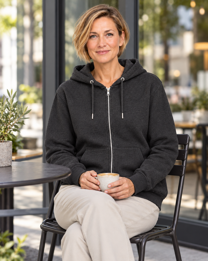 Sitztgut Damen-Sweatjacke aus Baumwolle mit Kapuze – Schwarz Vintage – Lifestyle 2 mit weiblichem Model