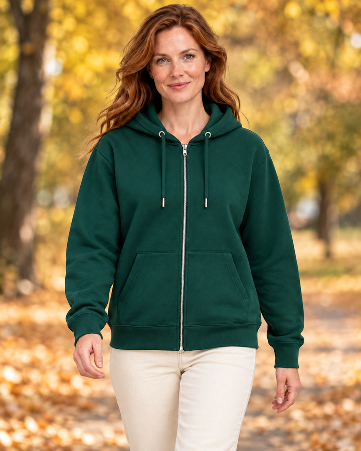 Sitztgut Damen-Sweatjacke aus Baumwolle mit Kapuze – Dunkelgrün – Lifestyle 1 mit weiblichem Model